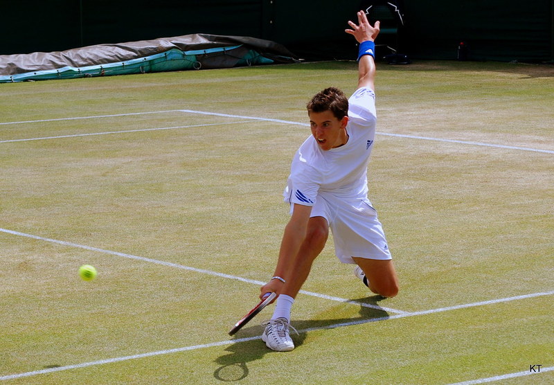 Au Tennis Aplatir La Balle Avec Force